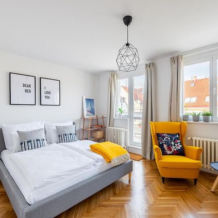 Bright Charming Apt With Terrace, Parking & Airco. 프라하 외부 사진