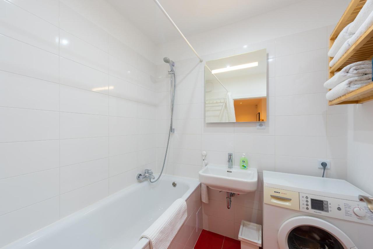 Bright Charming Apt With Terrace, Parking & Airco. 프라하 외부 사진