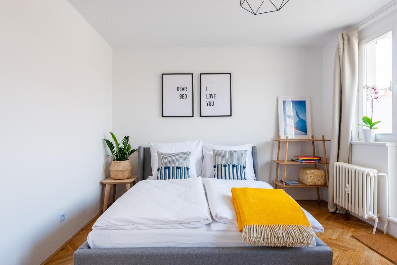 Bright Charming Apt With Terrace, Parking & Airco. 프라하 외부 사진