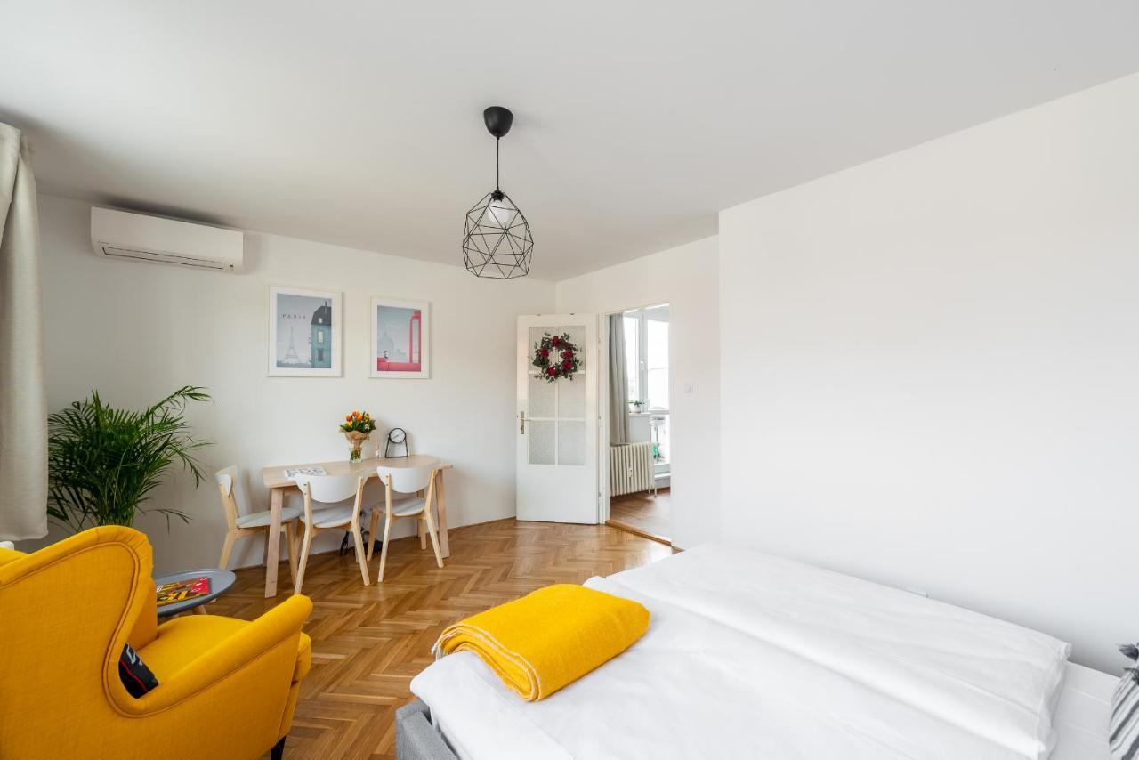 Bright Charming Apt With Terrace, Parking & Airco. 프라하 외부 사진