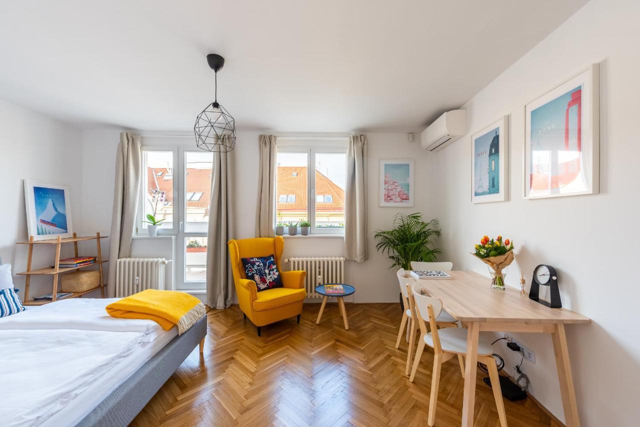 Bright Charming Apt With Terrace, Parking & Airco. 프라하 외부 사진